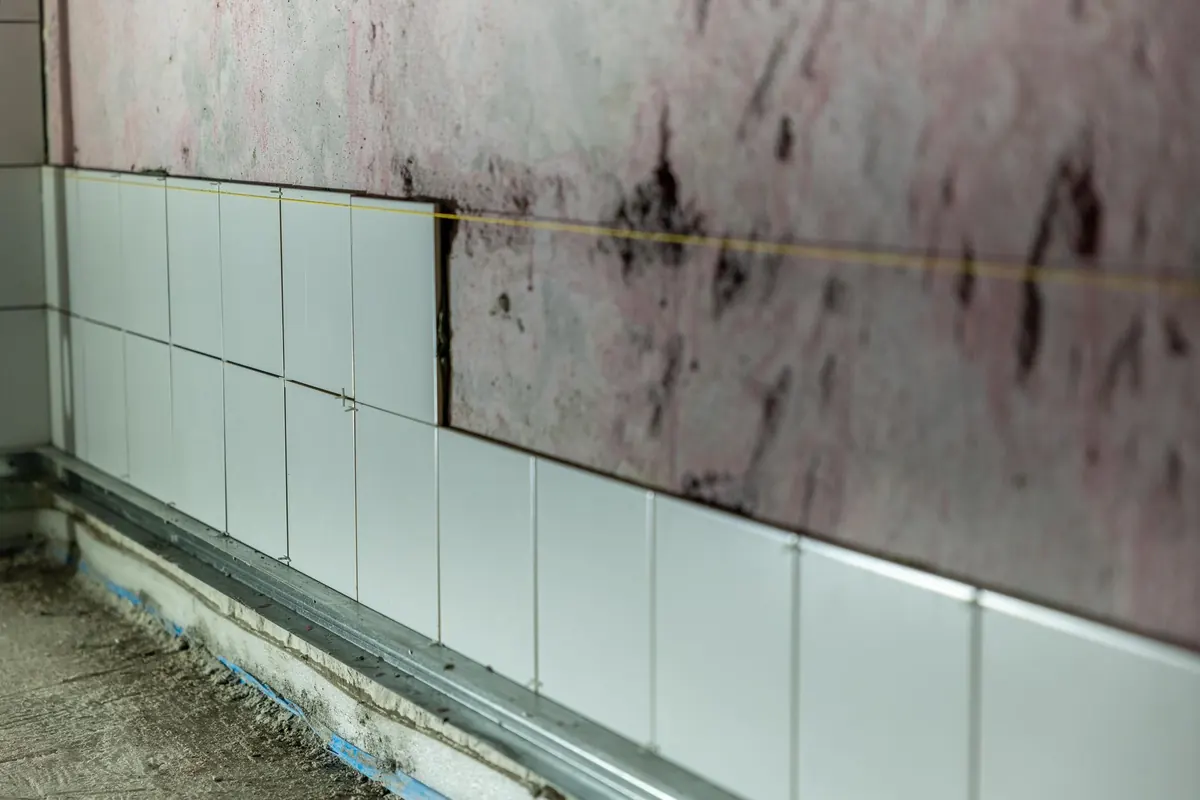 How to Tile a Kitchen Splashback with Slate-Effect Tiles: A Step-by-Step Guide